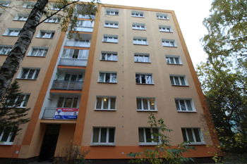 jižní pohled na dům - Prodej bytu 2+1 v osobním vlastnictví 59 m², Plzeň 