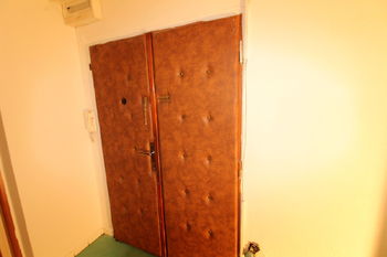 vstupní dveře - Prodej bytu 2+1 v osobním vlastnictví 59 m², Plzeň