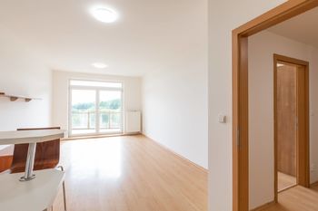 Obývací pokoj - Prodej bytu 2+kk v osobním vlastnictví 63 m², Kamenice