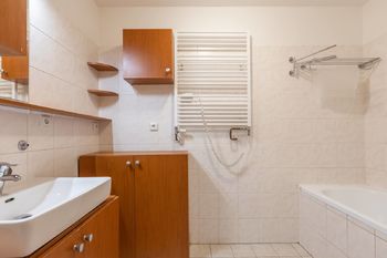 Koupelna - Prodej bytu 2+kk v osobním vlastnictví 63 m², Kamenice
