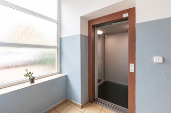 Výtah - Prodej bytu 2+kk v osobním vlastnictví 63 m², Kamenice