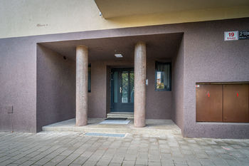vchod do domu - Prodej bytu 3+1 v osobním vlastnictví 88 m², Brno