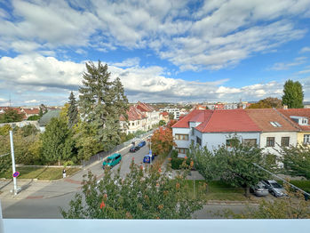 výhled z okna, pokoj II. - Prodej bytu 3+1 v osobním vlastnictví 88 m², Brno