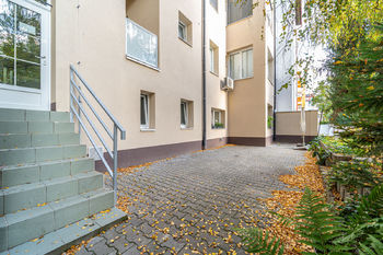 společný dvůr - Prodej bytu 3+1 v osobním vlastnictví 88 m², Brno