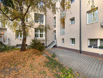 společný dvůr - Prodej bytu 3+1 v osobním vlastnictví 88 m², Brno