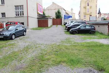 možnost parkování - Prodej obchodních prostor 93 m², Kladno
