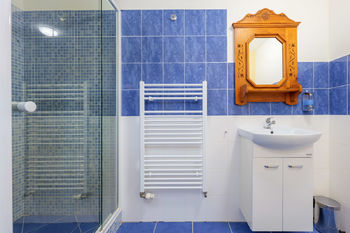 Koupelna apartmán podkroví - Prodej domu 900 m², Dolní Pěna