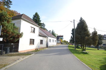 Pohled na dům z ulice - Prodej domu 94 m², Luleč