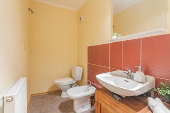 Toaleta ve spodním patře. - Prodej domu 136 m², Česká Lípa