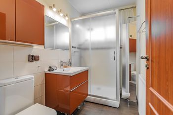 Koupelna v prvním patře. - Prodej domu 136 m², Česká Lípa