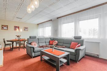 Obývací pokoj + jídelna. - Prodej domu 136 m², Česká Lípa