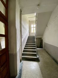 foto 4 - chodba se schodištěm - Prodej bytu 3+kk v osobním vlastnictví 50 m², Jablonec nad Nisou
