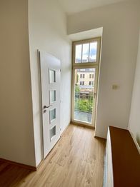 foto 15 - přístup na balkon - Prodej bytu 3+kk v osobním vlastnictví 50 m², Jablonec nad Nisou