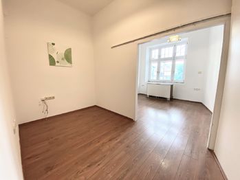 foto 19 - průchozí pokoj - Prodej bytu 3+kk v osobním vlastnictví 50 m², Jablonec nad Nisou
