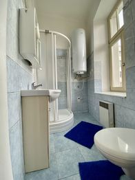 foto 25 - koupelna s WC - Prodej bytu 3+kk v osobním vlastnictví 50 m², Jablonec nad Nisou