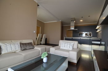 Obývací pokoj s kuchyňskou linkou  - Prodej bytu 3+kk v osobním vlastnictví 83 m², Rousínov