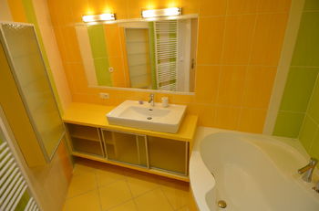 Koupelna - Prodej bytu 3+kk v osobním vlastnictví 83 m², Rousínov