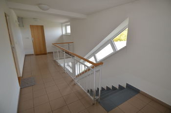 Chodba a schodiště - Prodej bytu 3+kk v osobním vlastnictví 83 m², Rousínov