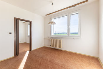 součástí oken jsou nové venkovní žaluzie - Prodej bytu 1+1 v osobním vlastnictví 35 m², Neratovice