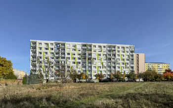 bytový dům je na krásném místě plném zeleně - Prodej bytu 1+1 v osobním vlastnictví 35 m², Neratovice 