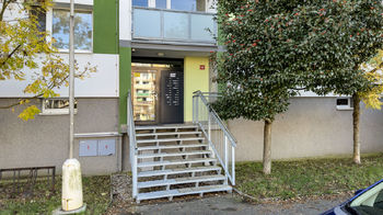 bytový dům je opravený a zateplený - Prodej bytu 1+1 v osobním vlastnictví 35 m², Neratovice