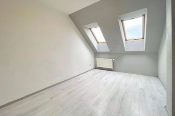 Ložnice - Prodej bytu 2+kk v osobním vlastnictví 56 m², Holubice