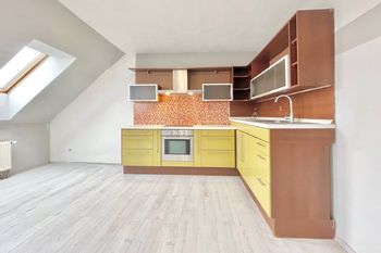 Obývací pokoj s kuchyní - Prodej bytu 2+kk v osobním vlastnictví 56 m², Holubice