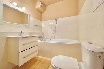 Koupelna s vanou a WC - Prodej bytu 2+kk v osobním vlastnictví 56 m², Holubice