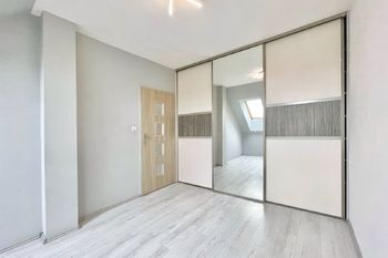 Ložnice - Prodej bytu 2+kk v osobním vlastnictví 56 m², Holubice