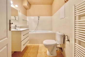 Koupelna s vanou a WC - Prodej bytu 2+kk v osobním vlastnictví 56 m², Holubice