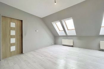 Obývací pokoj s kuchyní - Prodej bytu 2+kk v osobním vlastnictví 56 m², Holubice