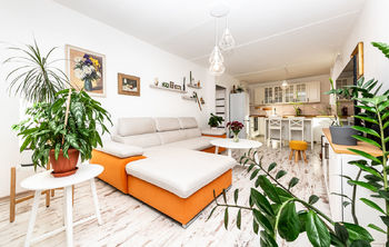 Obývací pokoj s kuchyňským koutem - Prodej bytu 3+kk v družstevním vlastnictví 63 m², Bílina
