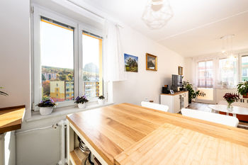 Výhled z kuchyně stojí také za to - Prodej bytu 3+kk v družstevním vlastnictví 63 m², Bílina