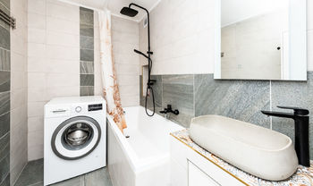 Koupelna s vanou a místem pro pračku  - Prodej bytu 3+kk v družstevním vlastnictví 63 m², Bílina