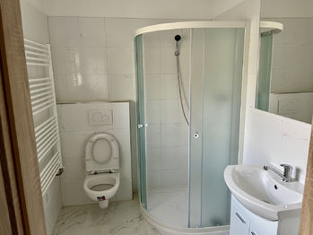 Koupelna - Pronájem bytu 1+kk v osobním vlastnictví 35 m², Pelhřimov