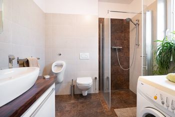 Spodní koupelna 2 - Prodej domu 150 m², Praha 10 - Hájek u Uhříněvsi