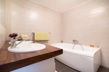 Horní koupelna 1 - Prodej domu 150 m², Praha 10 - Hájek u Uhříněvsi