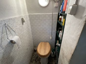 Toaleta - Prodej chaty / chalupy 72 m², Mšecké Žehrovice