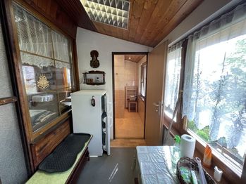 Vstupní chodba a pohled na koupelnu - Prodej chaty / chalupy 72 m², Mšecké Žehrovice