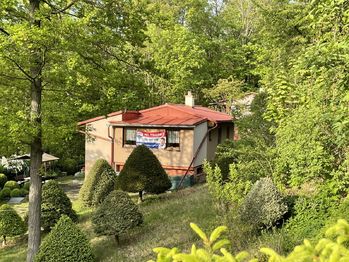 Celkový pohled na chatu i se zahradou - Prodej chaty / chalupy 72 m², Mšecké Žehrovice