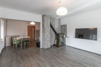 Obývací pokoj s kuchyní - Prodej domu 120 m², Tehovec