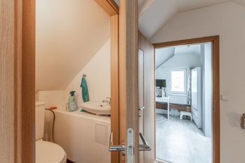 Toaleta v patře - Prodej domu 120 m², Tehovec