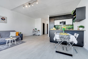 Obývací pokoj s kuchyňským koutem - Prodej bytu 3+kk v osobním vlastnictví 77 m², Český Brod