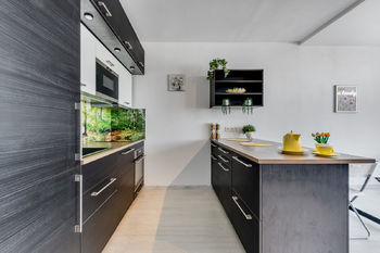 Obývací pokoj s kuchyňským koutem - Prodej bytu 3+kk v osobním vlastnictví 77 m², Český Brod