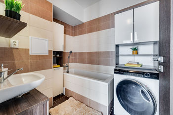 Prostorná koupelna s vanou - Prodej bytu 3+kk v osobním vlastnictví 77 m², Český Brod