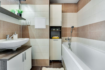 Prostorná koupelna s vanou - Prodej bytu 3+kk v osobním vlastnictví 77 m², Český Brod