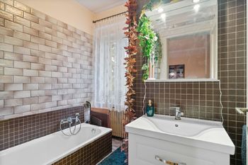 Koupelna přízemí - Prodej domu 230 m², Jesenice