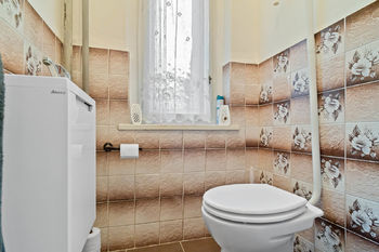 WC přízemí - Prodej domu 230 m², Jesenice
