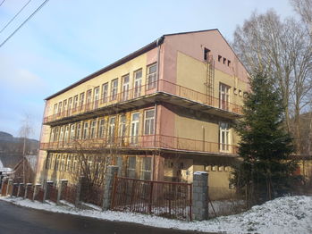 1. Pohled na objekt z ulice Dvořákova - Prodej pozemku 2221 m², Kraslice 