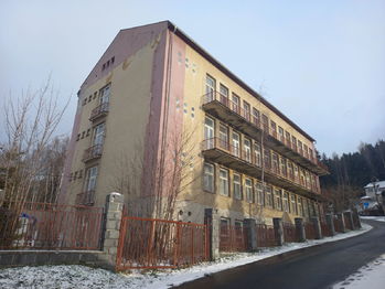 2. Pohled na objekt z ulice Dvořákova - Prodej pozemku 2221 m², Kraslice
